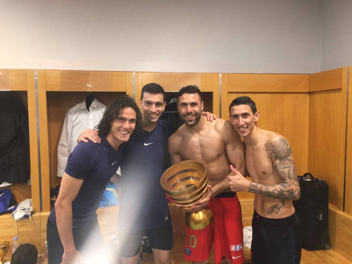 its_elflaco's tweet photo. #Pastore est partout! Sur le terrain et en dehors ahaha! 󾌴 󾌧❤󾬓❤󾬓❤

#CDL #PSGLOSC #TeamPSG https://t.co/owN0UzvRbl