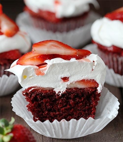 ItsFoodPics's tweet photo. Red Velvet Strawberry Cupcakes https://t.co/f0wSmCxu3h