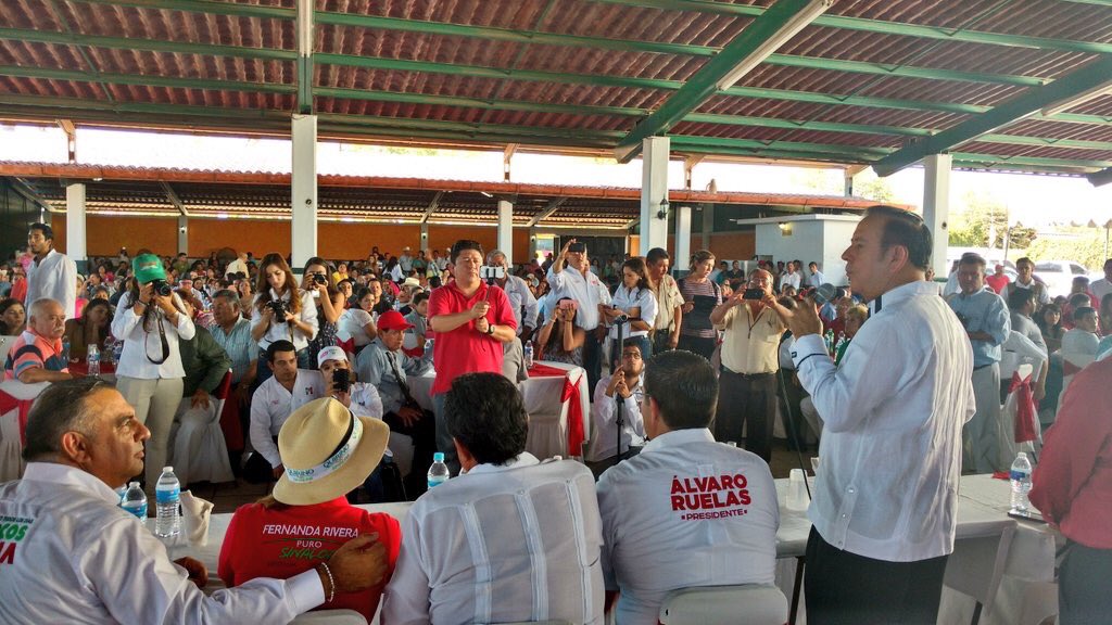abrahamibarra33's tweet photo. El senador @AaronIrizar en los Mochis #Sinaloa en amena convivencia defamilia y todos #AmigosDeAaronIrizar @ppuribe https://t.co/kEmrgl4OU3