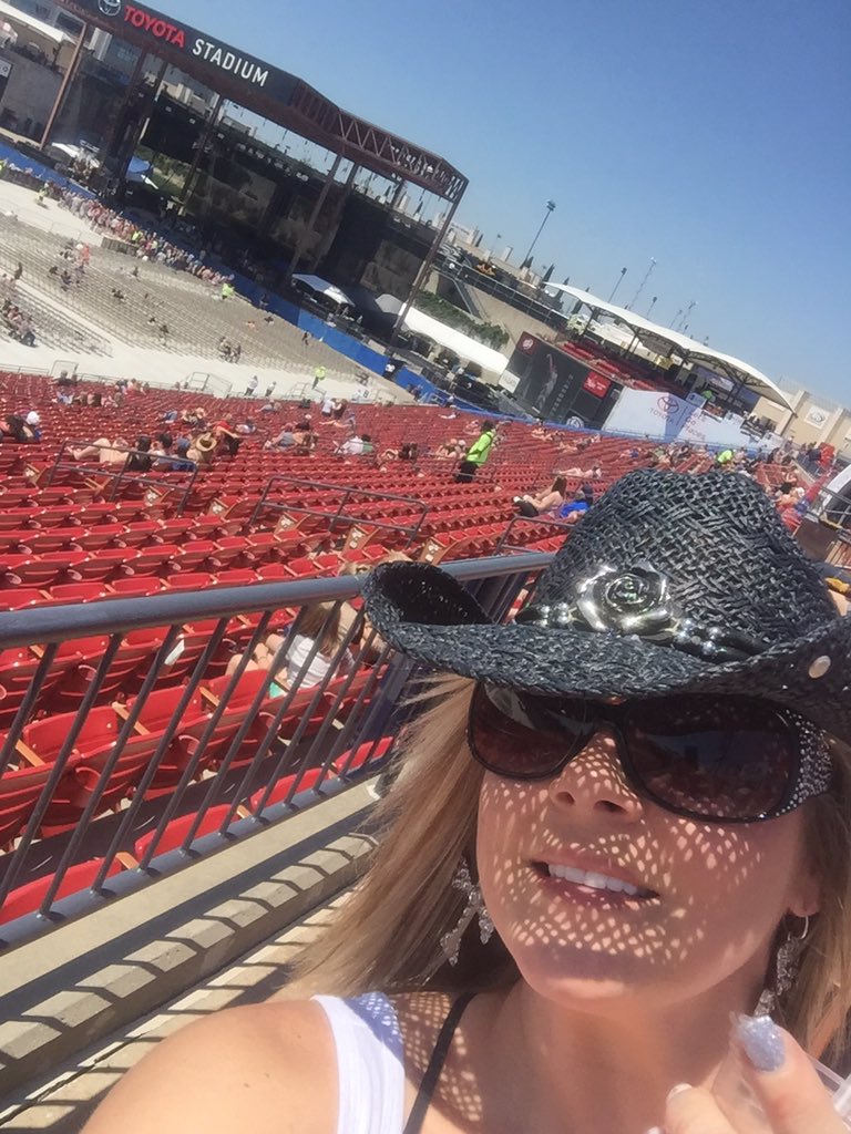 RCboutiqueTx's tweet photo. Pre game party waiting for @blakeshelton to take the stage tonight @offtherailsdfw https://t.co/jqTTJpPwGk