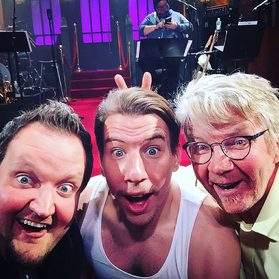 Tämä oli mahtavaa! Nauroin 4 tuntia putkeen ja show kesti tunnin. Kiitos <a href="/PPPetelius/">P-P. Petelius</a> #snlsuomi @akuhirviniemi