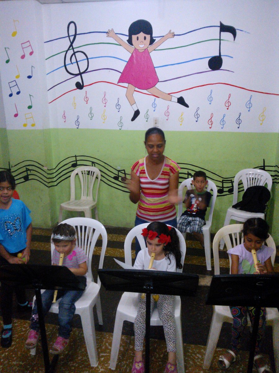 DORKIS10's tweet photo. Flauta dulce ensayo kinder musical @SistemaCabimas estrellita https://t.co/aK9LUMEkn2