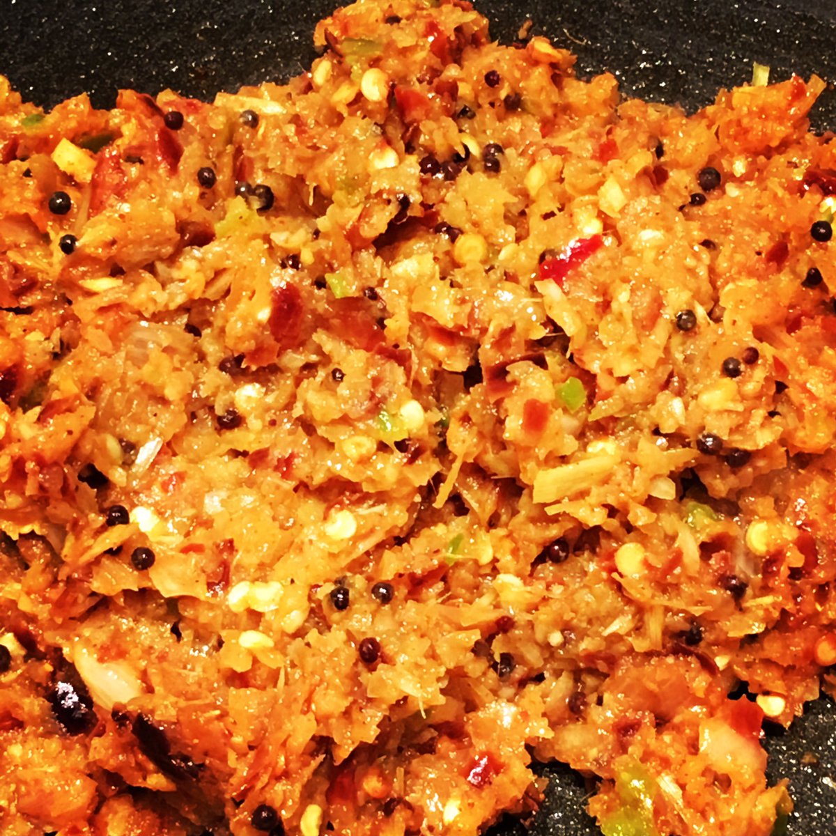 Chilli_Ds's tweet image. Green Chillies, Shallots, Ginger, Galangal, Garlic, Turmeric AND 40 Dried red chillies - let the burn begin !!!