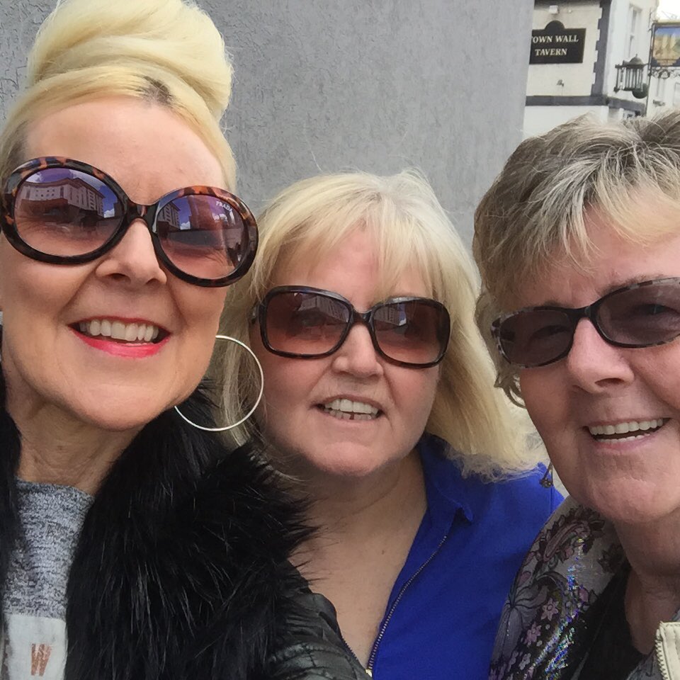 TraceyMc25's tweet photo. Look who we bumped into outside @BelgradeTheatre #lindanolan #menopausethemusical fab show! https://t.co/GxIKewS3or