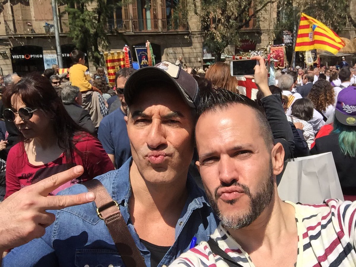 pedropalomobcn's tweet photo. Gran día de #SantJordi con nuestro amigo @AbelArana y mi tesoro @huevosmipe 😍😍🐶🐶🌹🌹📖📖 #UnBailedeMuerte #UBDM #bcn https://t.co/7iUejdSmn1