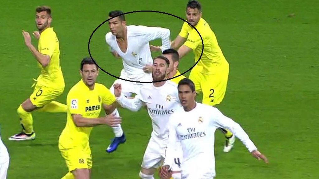 musicoloko7's tweet photo. En la imagen de Izquierda NADA

En imagen de la derecha PENALTI Y EXPULSIÓN

La "grandiosa" Liga señores https://t.co/3wKTPRiDTa