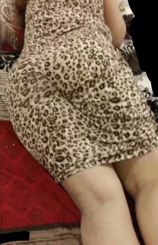 تتقحب قدامك بحركاتها ع اساس انها حركات عفوية والهدف الاساسي تبيك تنيكها وانت مضيع وقتك تصور ؟ كس امك ي ديوث