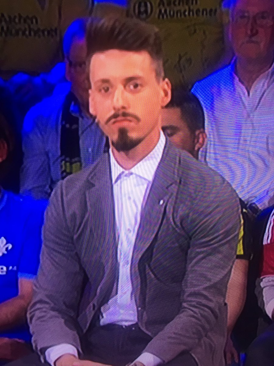 frankzdeluxe's tweet image. Für ne Krawatte hat das schmale Salär nicht mehr gereicht😎 😂#FragWagner @ZDFsportstudio