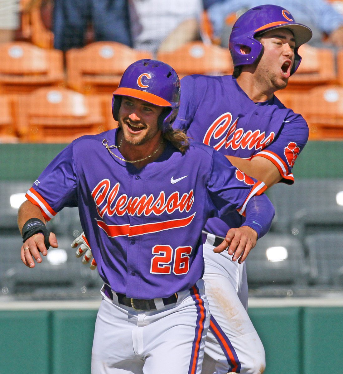 ClickingKen's tweet image. Free baseball win for Tigers in 10th, Eli White&apos;s big hit and 8-7 win #ClemsonVsGaTech @orangeandwhite