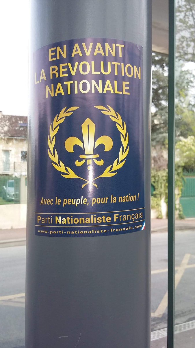 nationalistesfr's tweet photo. #Autocollage du #PNF dans les #Yvelines! #IledeFrance #PartiNationalisteFrançais #Militantisme #Nationaliste #RevNat https://t.co/nVXeTkLbsS
