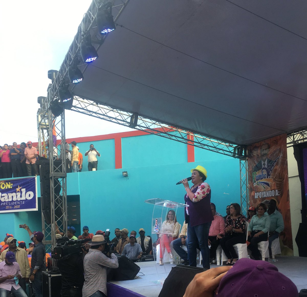 RedesdeReinaldo's tweet photo. Candidata a diputada #CleoSanchez tiene palabras de bienvenida en gran acto #NuevoRumboConDaniloYReinaldo https://t.co/bpgXtnm9t9