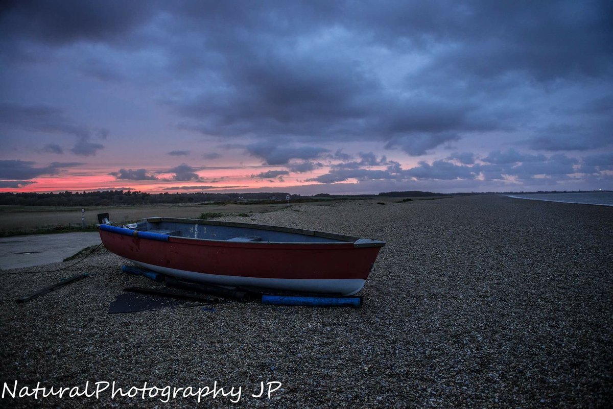 NaturalPhoto365's tweet photo. Sunset stretching from Dunwich all be way to Southwold (look for the spotlight on the far right) #beach #sunset https://t.co/5wEbmjqGVQ
