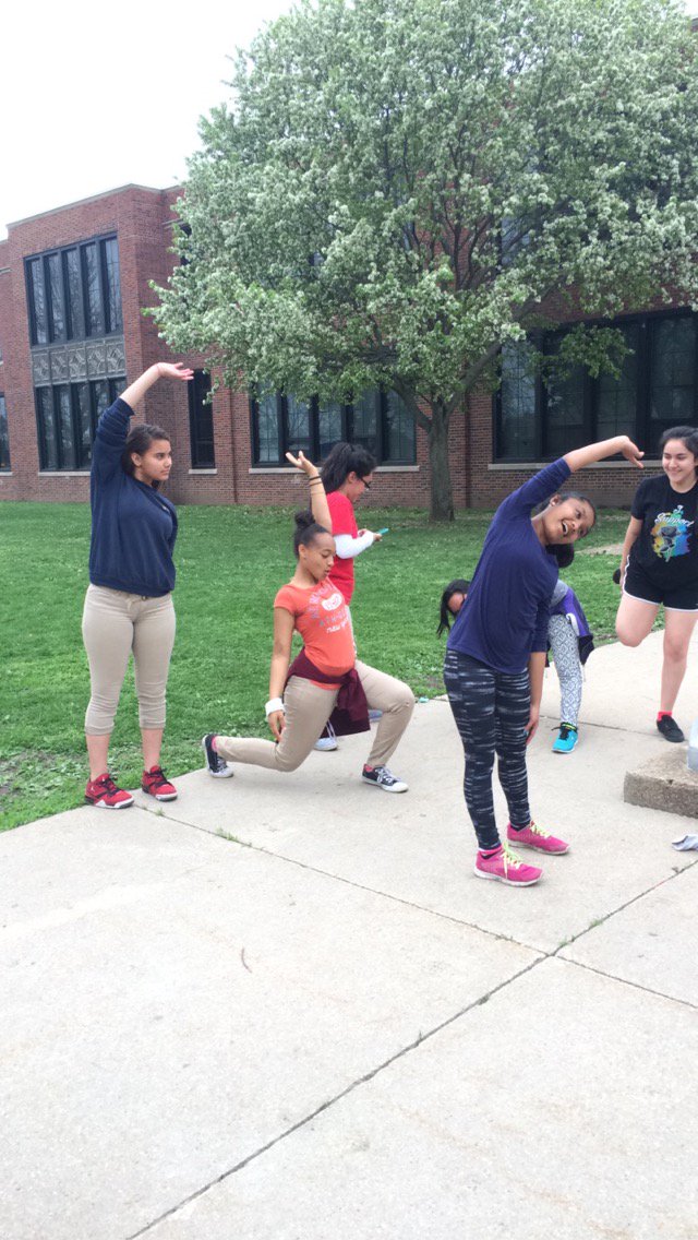 julia_minnehan's tweet photo. @GirlsontheRunIA @AmosHiatt @GEARUP_Iowa @DarlingMeza22

Stretching after a great workout 💪 https://t.co/BF5bcOk5my