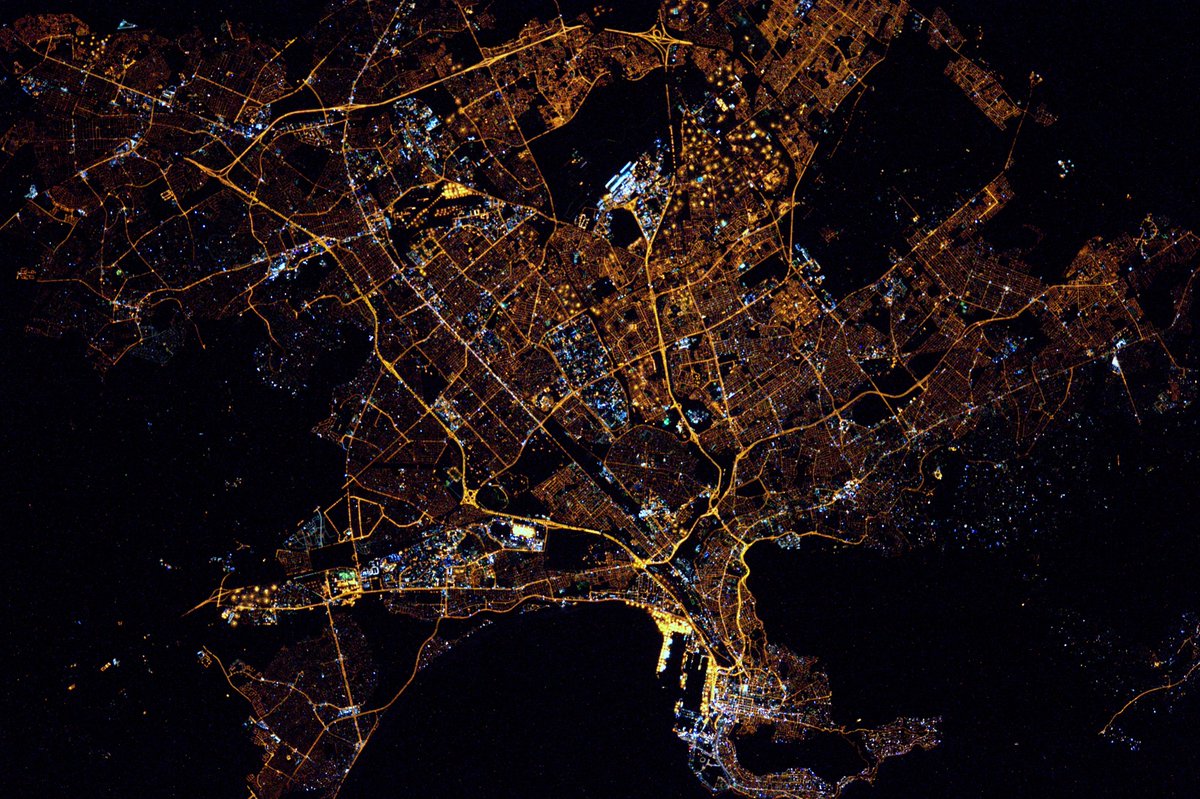 astro_tim's tweet photo. #GoodNight #CapeTown @SouthAfrica from @Space_Station.  @CapeTown #CitiesFromSpace https://t.co/hPIO4IhNFb