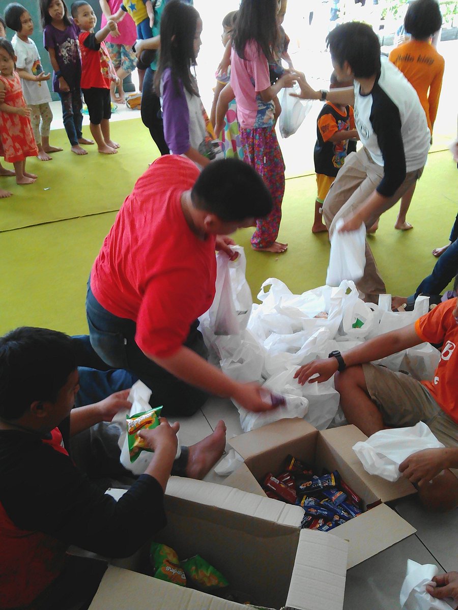 “<a href="/komunitas_lebah/">Komunitas Lebah</a>: Di akhir acara Sudut Bocah, anak2 diberikan biskuit,sumbangan @novikandela <a href="/AlanKandela/">Alan Kandela</a> #BBQ2016 ”