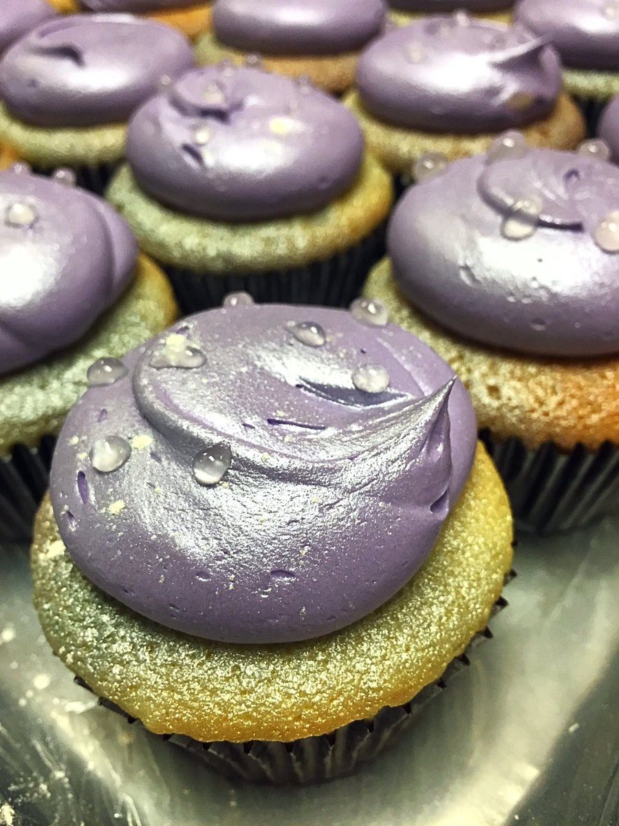 SweetShoppeBR's tweet photo. Purple Rain Cupcakes #RIPPrince https://t.co/BqZE1xmRvy