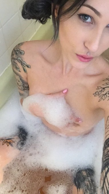 I couldn't trick any of you to hang out with me on cam so I'm hanging out with myself in the bath 💁 https://t