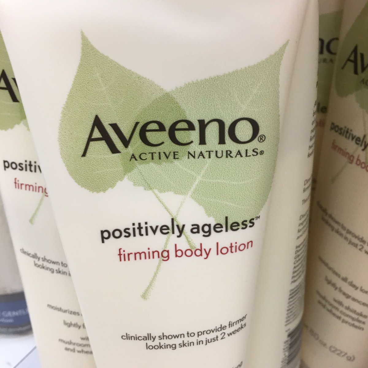 NeverSeenPosts's tweet photo. Bought a lifetime supply of this and slathered it EVERYWHERE. #fountainofyouth #checkbackin2weeks #faceliftinabottle https://t.co/efG078gI4J