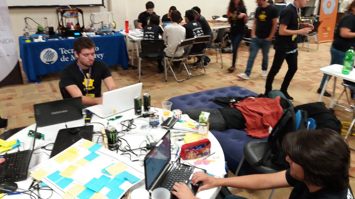 aarondgd's tweet image. Cuando tienes que dormir al lado para no perder tiempo y los monsters no son suficientes #YoSoyHackbajio