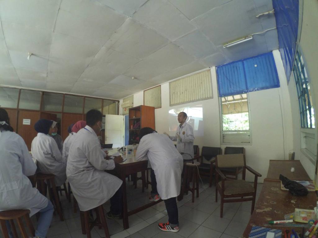 FARMASea_UNDIP's tweet photo. Penjelasan tata cara sterilisasi menggunakan autoklaf oleh Rachmat Afriyanto.

#FARMASeaTotaliTAS
#BeYoungScientist https://t.co/dwWKmCCUlO