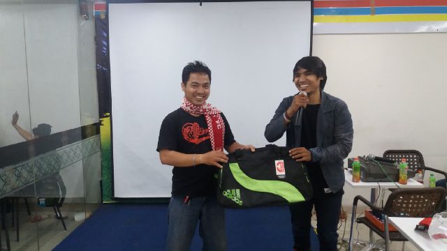 kopitara_'s tweet photo. #Latepost pemenang doorprize #NOBARIN with @IndomaretPoint #GreenlakeSunter @LFC VS @NUFC || Sabtu, 24 April 2016 https://t.co/wtMSx7PTkh