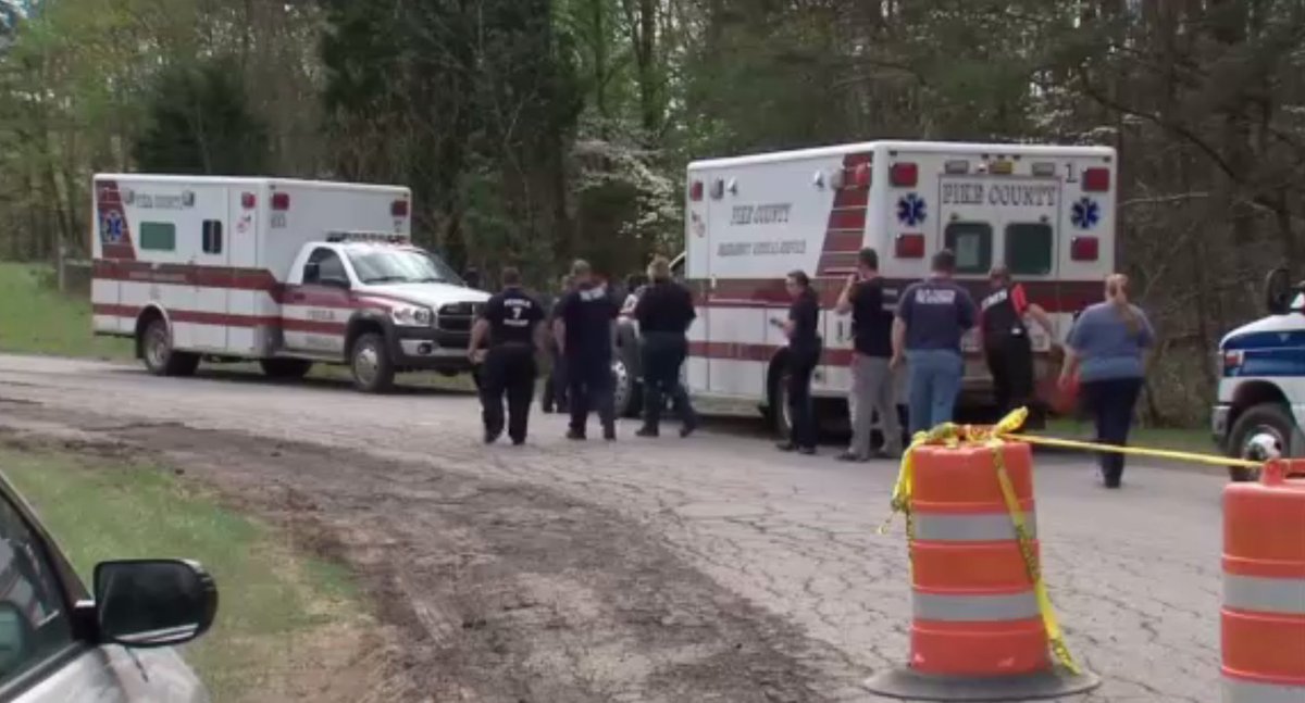 Search for the shooter(s) continues in Ohio after 8 relatives were killed execution-style. bit.ly/1VQKvZC?utm_me… https://t.co/wgB2QQ0cMt