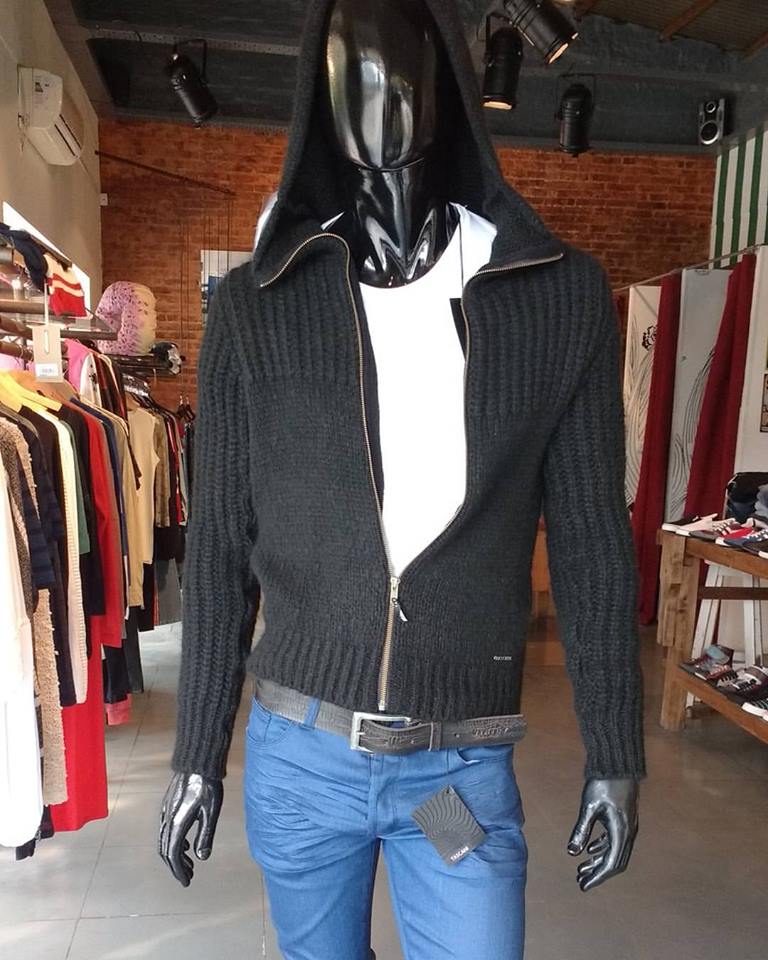 insideescobar's tweet image. remera sweater con capucha y jeans TASCANI #insideescobar #tascani