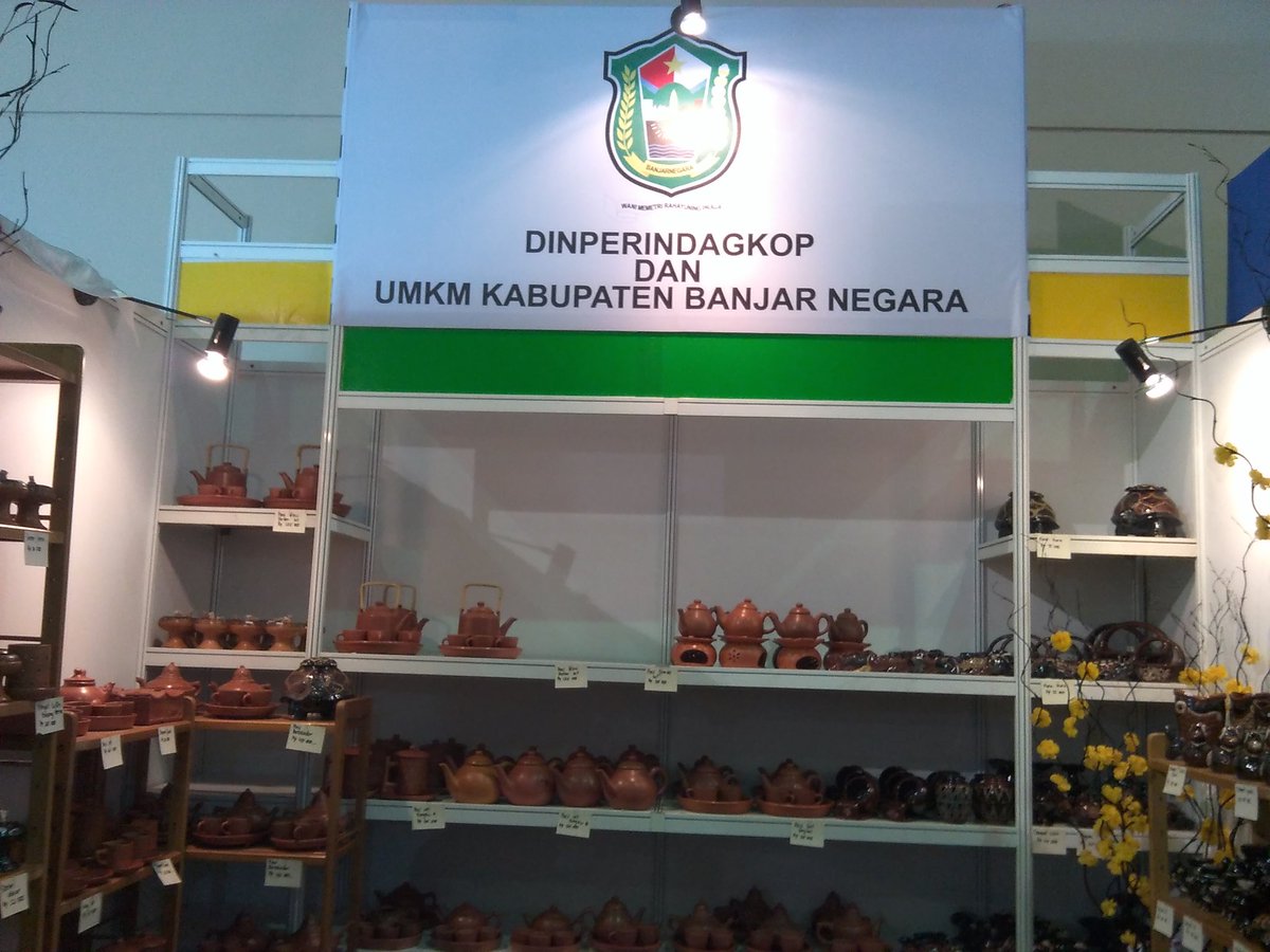 anangsaefulloh's tweet photo. Stand Disperindagkop & UMKM Banjarnegara tampilkan kerajinan keramik Klampok dlm pameran #Inacraft2016 @infobanegara https://t.co/7QUsKEONyc