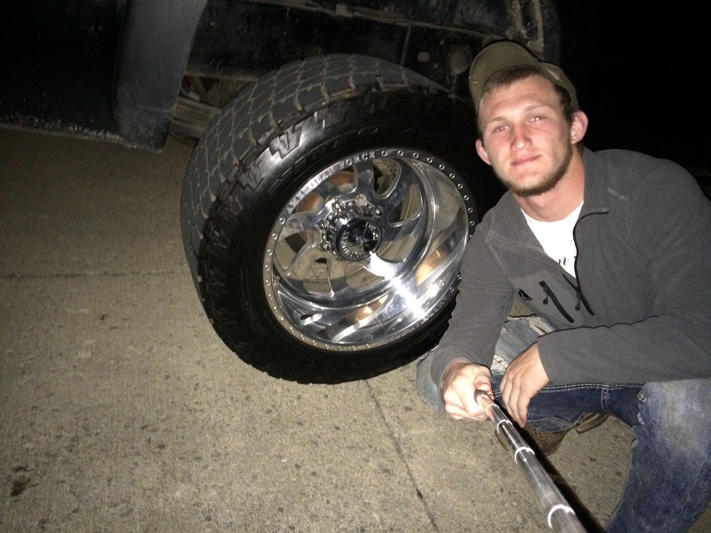 Lb7Sal's tweet photo. Can't complain ... #ForcedToDoIt #RimsCostMoreThanMyTruck #OnOne #FM #GBE https://t.co/jji4akYO2M