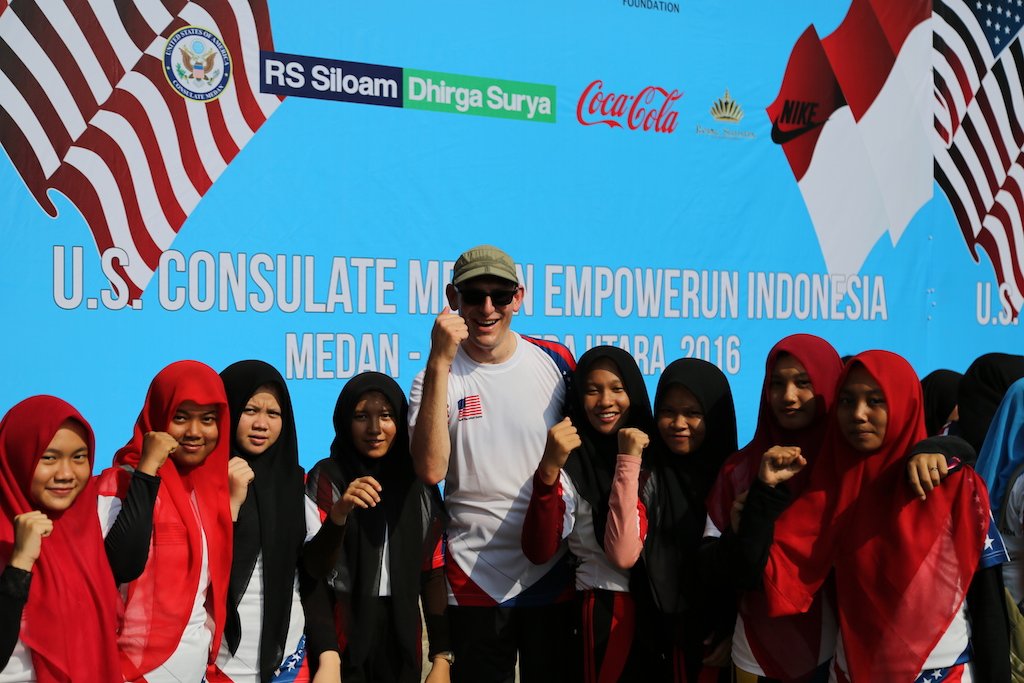 #konsulatasmdn #konsulas Ewing berlari bersama pelajar putri dlm acara empowerun pagi ini. Happy weekend ntuk kamu!