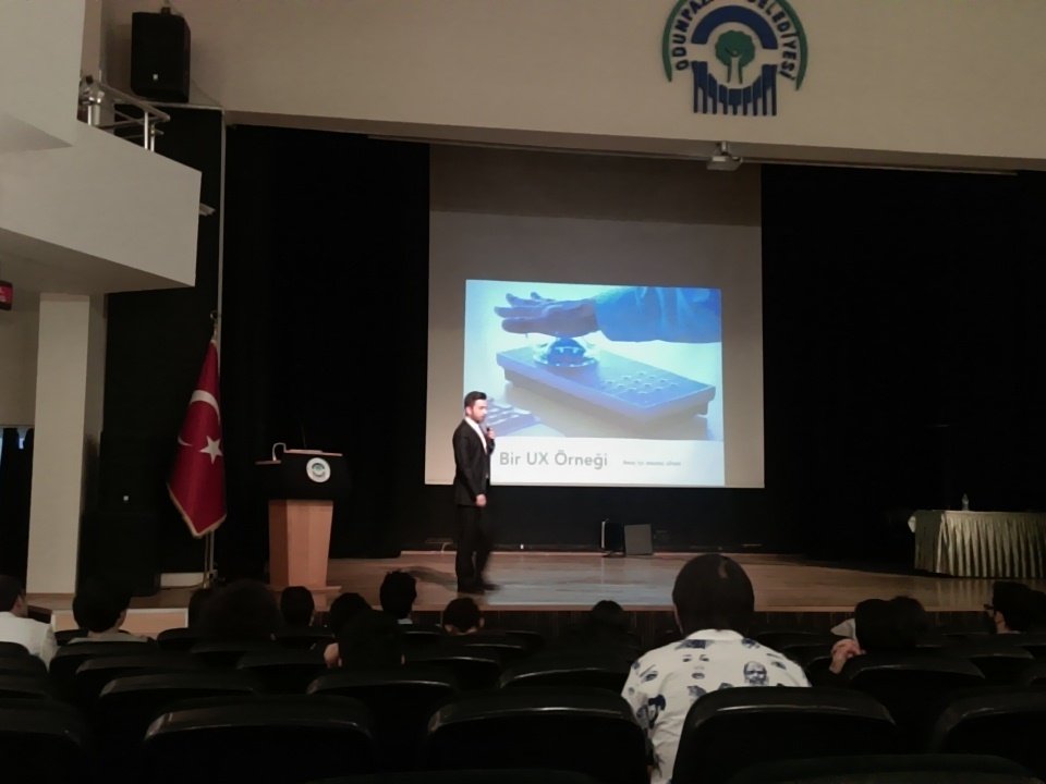 ESOGUIEEECS's tweet image. CS101 etkinligimiz Smokin Ajans&apos;dan Doğuş Yüksel&apos;in sunumuyla devam ediyor...