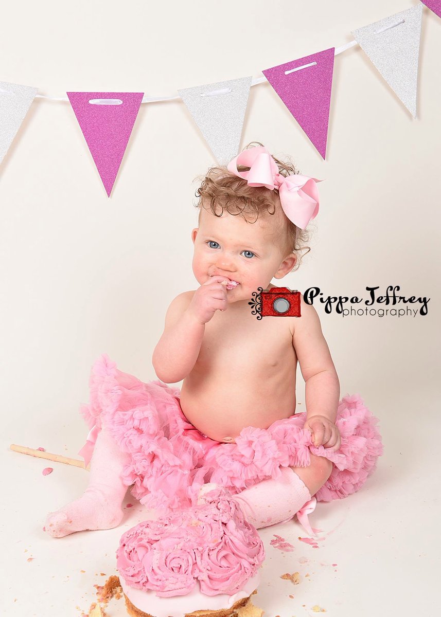 PippaPhoto's tweet image. Lots of Smash Cakes to edit today!! Just look at this cutie!! If you still haven’t book yours.  Just message me 😊