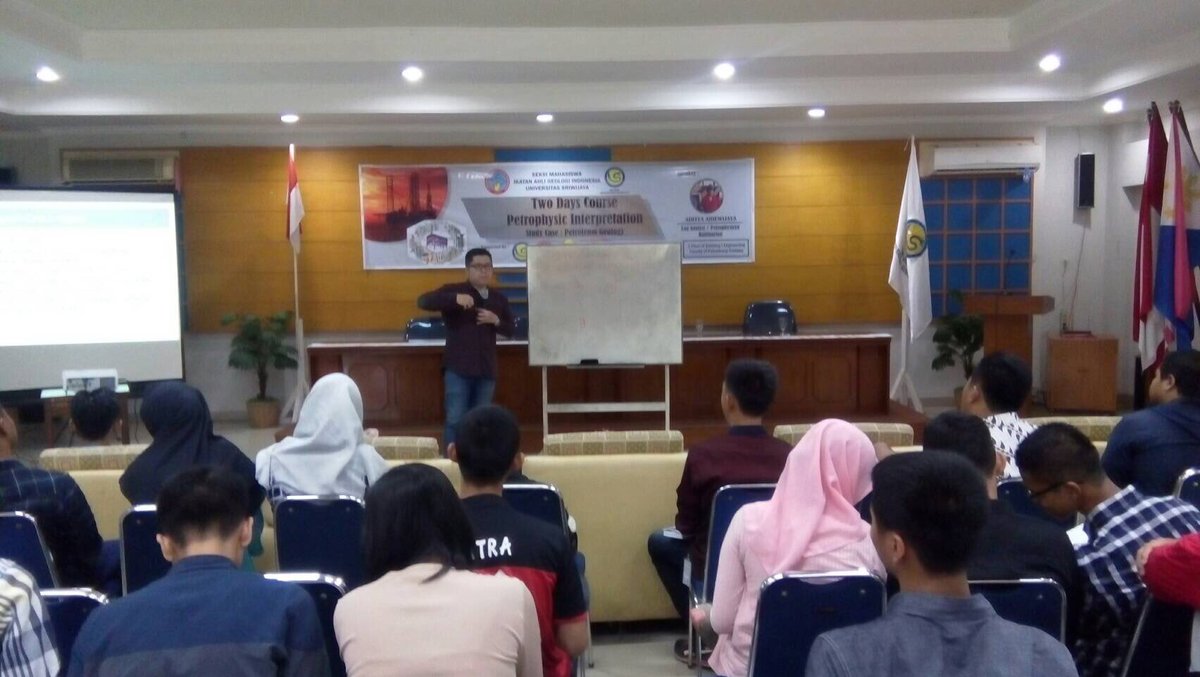 Penyampaian materi oleh pembicara Course Petrophysic : Aditya Ariewijaya