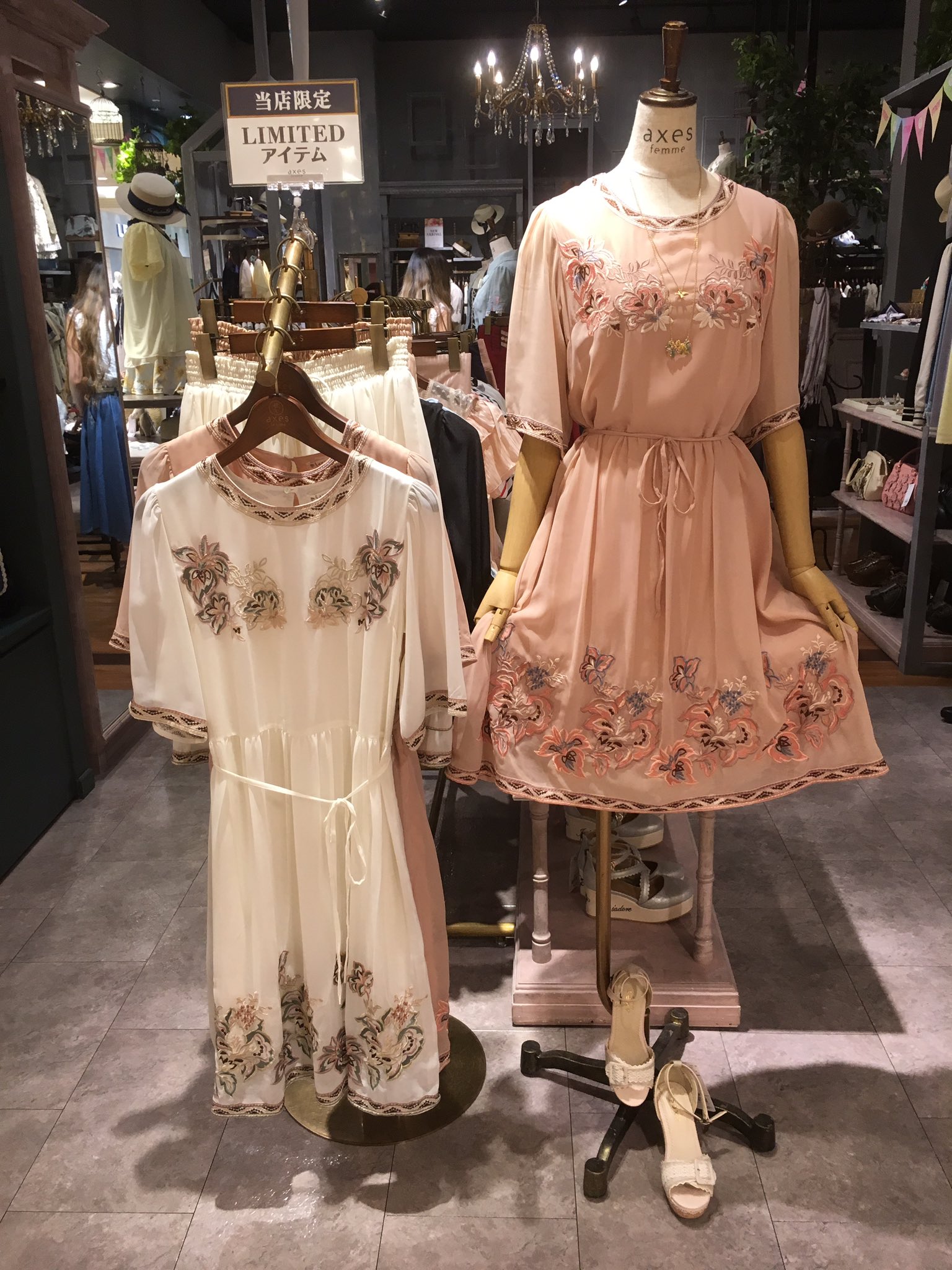 Axes Femme まもなくaxesfemmeあべのキューズモール店にモデルの村田倫子ちゃんがやってきます 雑誌merで倫子ちゃんが着用してくれたあのワンピースたちがあべのキューズモール店限定で先行販売中 お近くの方は是非遊びにいらして下さい T Co