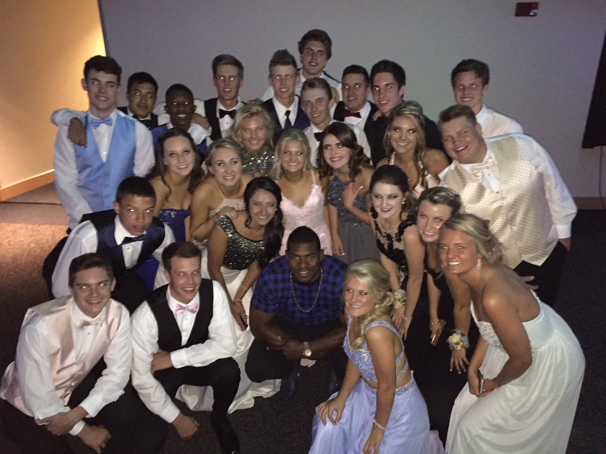 Después de ganar vine a sorprender a algunos estudiantes en su baile de prom @bellaabeita