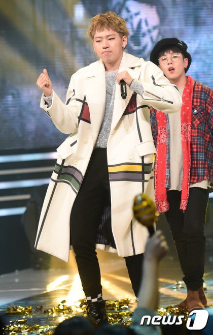 bb_title's tweet image. 노래방에서 근엄하게 앉아있다가 좋아하는 트로트가 나오자 슬슬 리듬타기 시작한 아빠