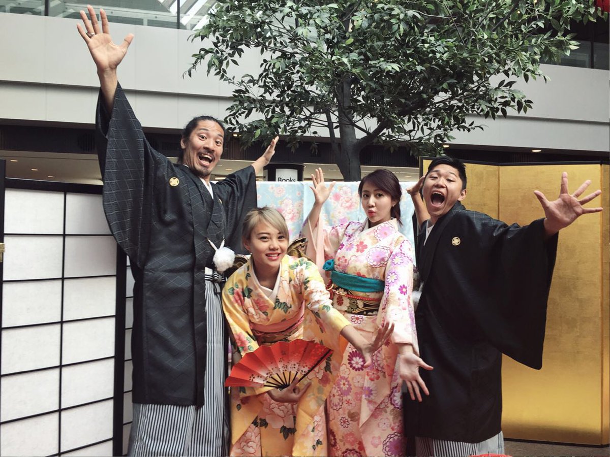 Ryn sama Aay udah di Narita nih mau pulang ke Indonesia. Tapi mampir dulu pake kimono bareng Hiro sama Kinjo.Lucu ya
