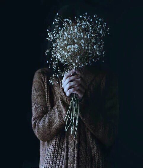 그 누구도 거울 속의 내 얼굴을 나만큼 들여다보지 않는다