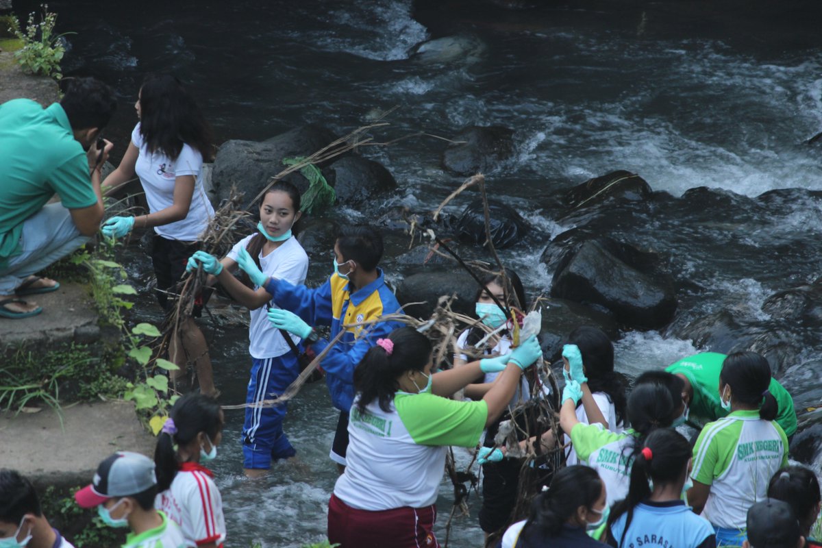 kegiatan pagi hr ini ratusan pelajar melakukan aksi pungut sampah di Tukad Buleleng yang melintasi kampung singaraja