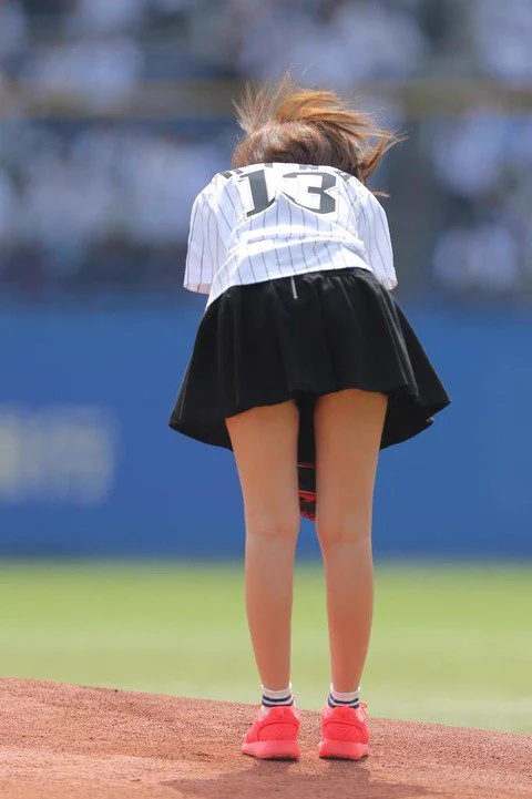 佐野ひなこの始球式のミニスカ...見えそうで危うすぎる♥♥♥