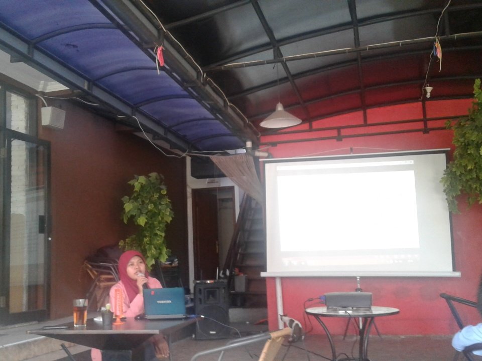 Hari ini kita hadir di acara <a href="/KelasBogor/">Kelas Bogor</a> lho dengan tema sastra seru banget ayo join ke <a href="/djamilahCafe/">DjajananMilkdanBuah</a> #kelassastra