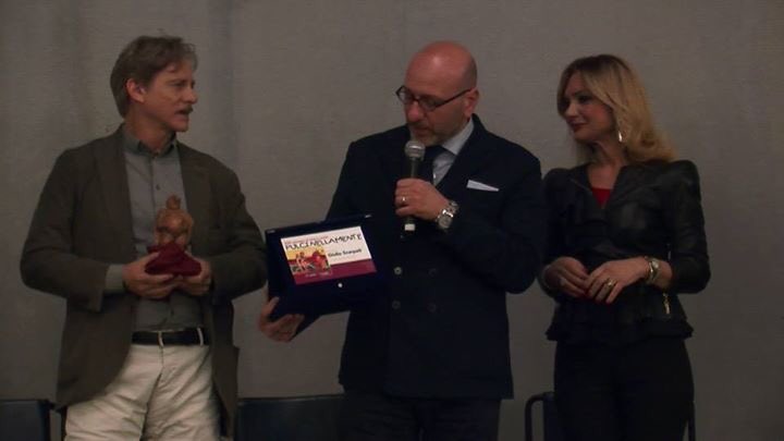 Premio <a href="/PulciNellaMente/">PulciNellaMente</a> a #giulioscarpati @ilSalottoaTeatro <a href="/EnzoBattarra/">Enzo Battarra</a> <a href="/beatricecrisci/">beatrice crisci</a> <a href="/elpidioiorio/">Elpidio Iorio</a> #news