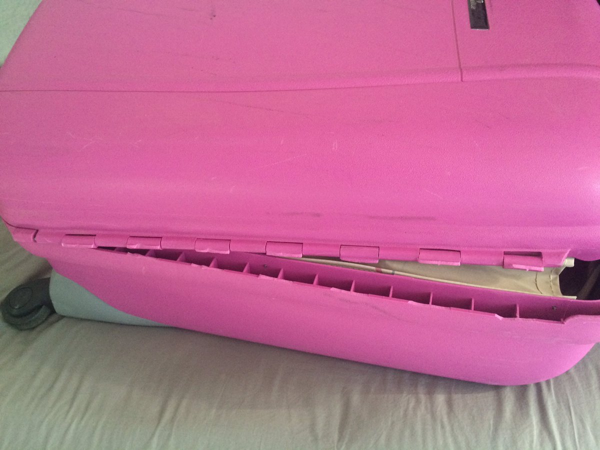 michellevdb83's tweet photo. Disappointed with @kulula . My favorite suitcase broken. #upset https://t.co/TXvr6lBd7K