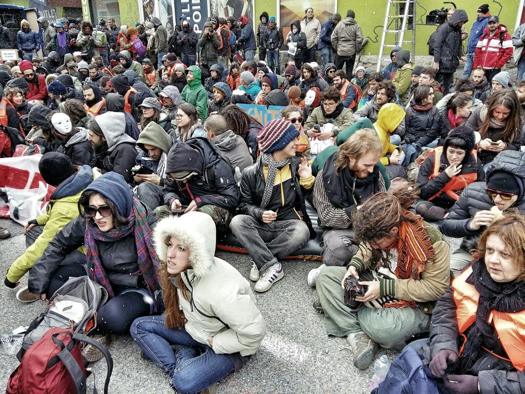 #brennero sale la tensione al Brennero dopo che la polizia ha bloccato uno dei manifestanti.