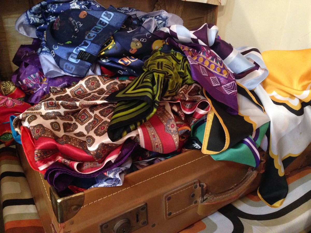 simonaptr's tweet photo. Posso portarli a casa tutti? #nextvintage #vintage #sunglasses #bags #clothes #foulard @Belgioioso https://t.co/Ri2j4BFtRu