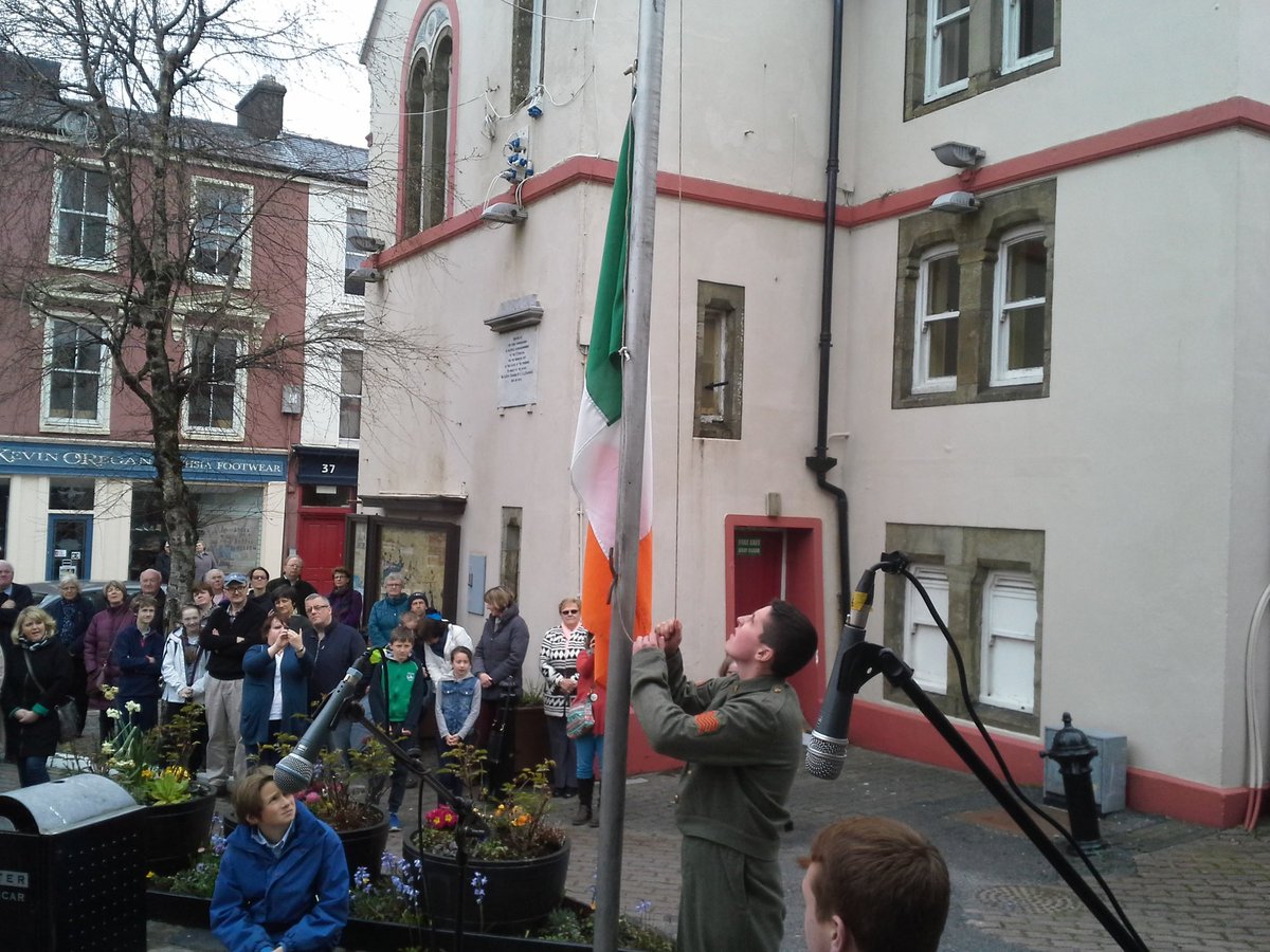 StFachtnas's tweet photo. History Students from St.Fachtnas and Mercy Heights commemorate the 1916 rising on the centenary day itself! https://t.co/Y2zUogLmFm