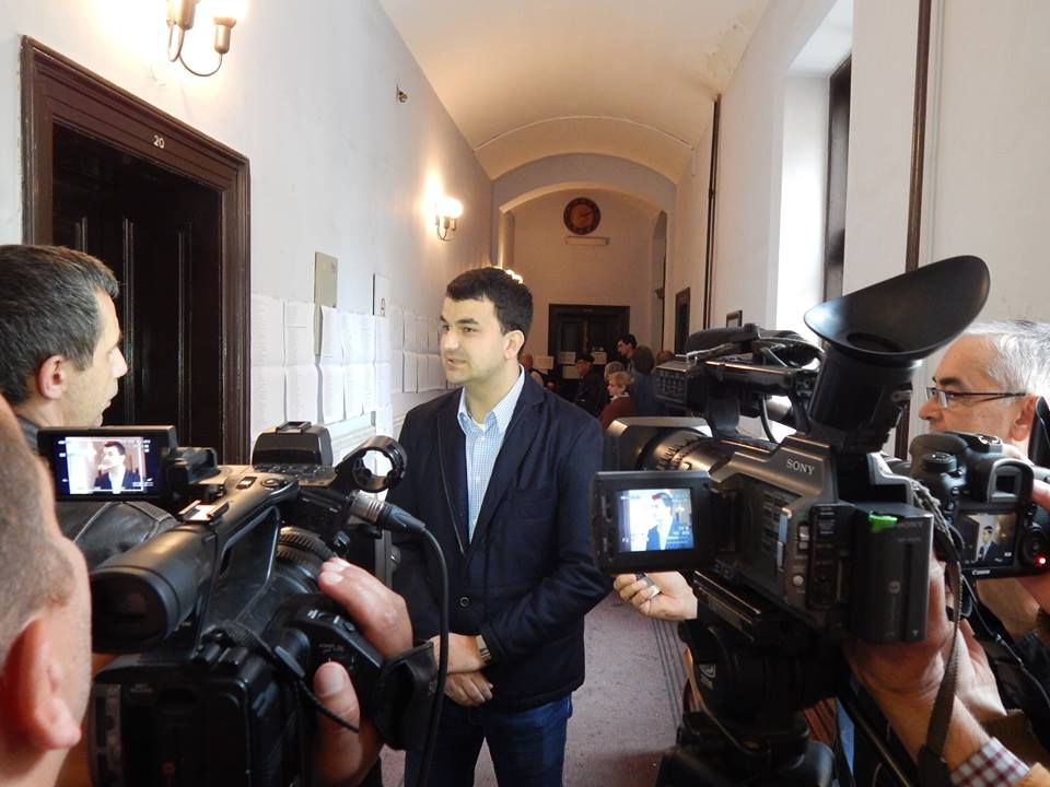 demokrateKG's tweet photo. [VIDEO] IZBORI 2016: @Dusan_Obradovic izjava nakon glasanja
https://t.co/wyoRSVwa8k https://t.co/VWIzpM4KEZ