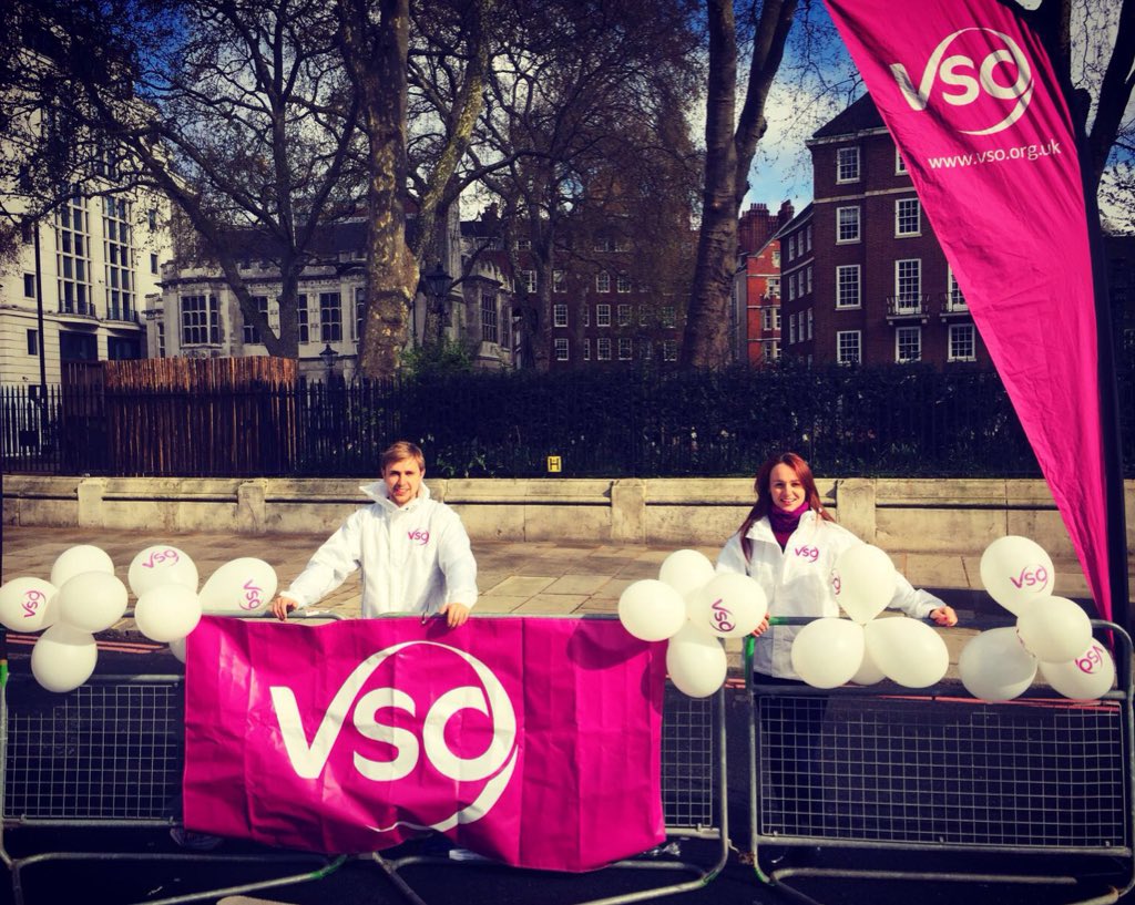 VSO_Intl's tweet photo. Chris and Jo ready at mile 25 to cheer on our #LondonMarathon runners #TeamVSO https://t.co/St5qocsvWx
