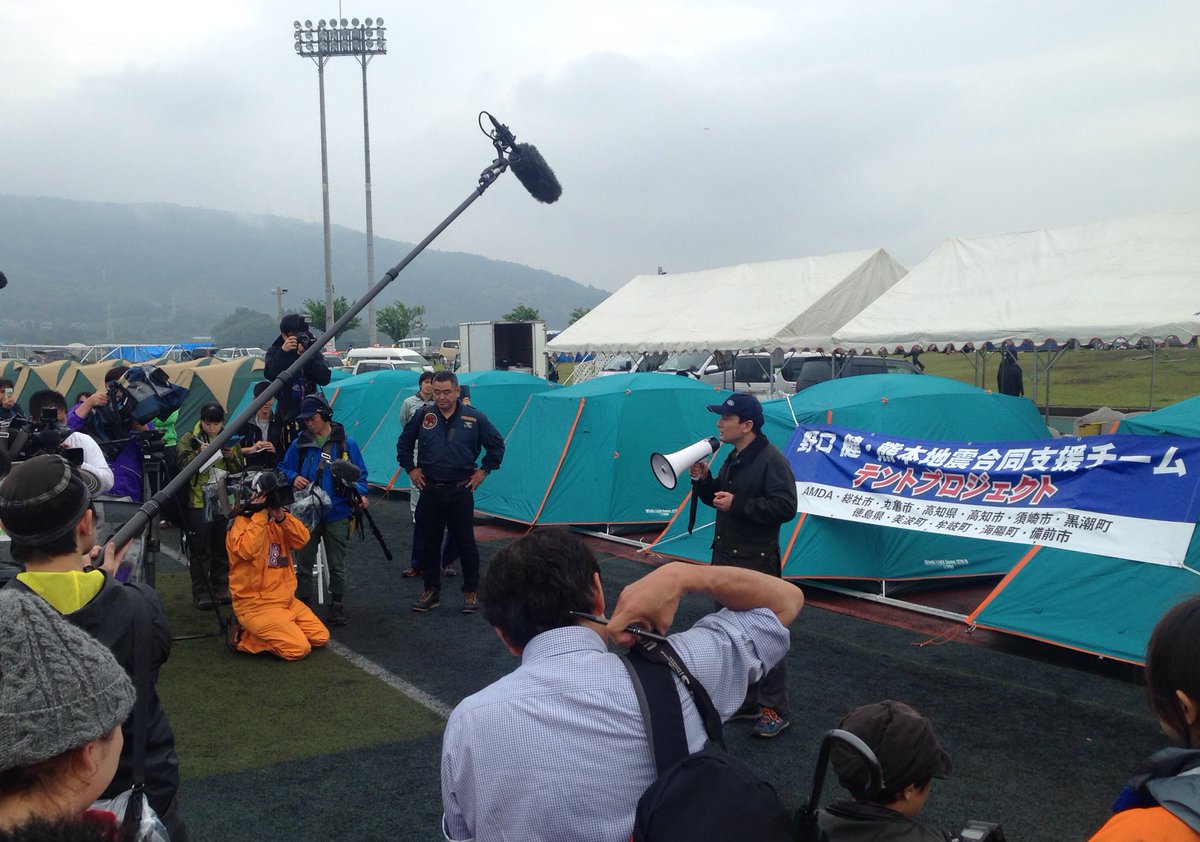 kennoguchi0821's tweet photo. このテント村では500人以上の方々が足を伸ばして寝られる。子供たちの笑顔に僕たちが元気をもらえる。勇気付けられる。片岡市長にも本気で感謝。何から何まで助けられました。片岡市長のサポートがなければテント村プロジェクトは実現しなかった。 https://t.co/oXbaKJTEyr