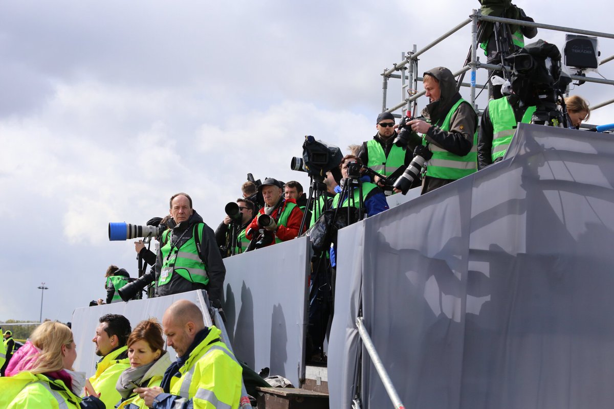 Pressevertreter aus aller Welt erwarten die Ankunft von Barack #Obama am #HannoverAirport. #great2haveUhere